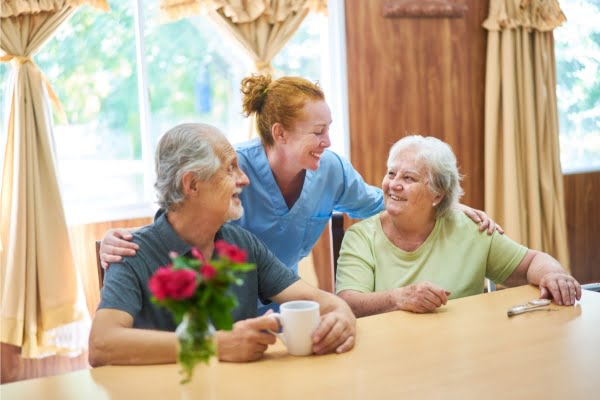 سالمند در چه کارهایی به کمک پرستار سالمند نیازمند است؟