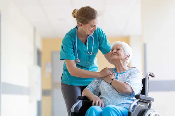 کمک پرستار سالمند در امور شخصی و نیازمندی های سالمند