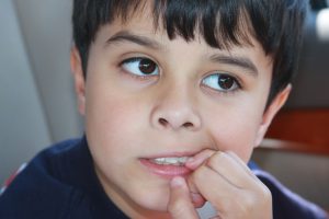 علت جویدن ناخن در کودکان چیست؟