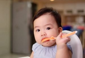 جویدن غذا در نوزادان