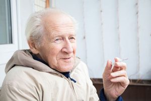 چگونه مانع سیگار کشیدن سالمند شویم؟