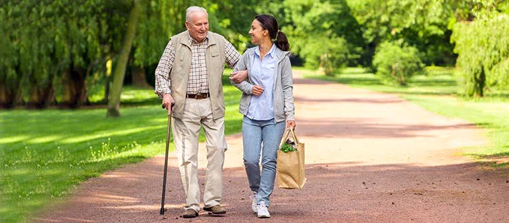 همراهی سالمند برای پیاده روی