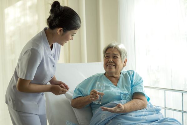 نحوه آموزش به پرستاران برای مدیریت بیماری‌های سالمند در منزل