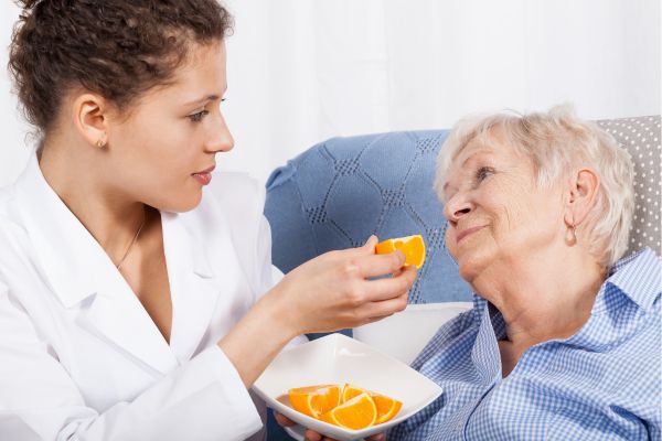 استخدام پرستار خانم برای سالمند