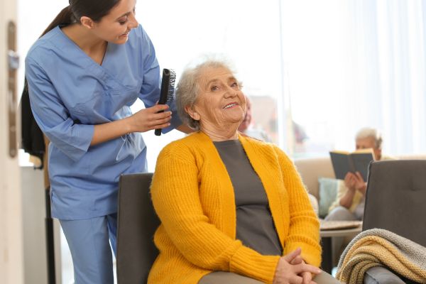 پرستار سالمند مناسب در تهران‌پارس چه ویژگی‌ هایی دارد؟