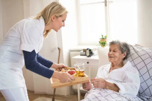 انتخاب و استخدام پرستار سالمند توسط شرکت های معتبر پرستاری