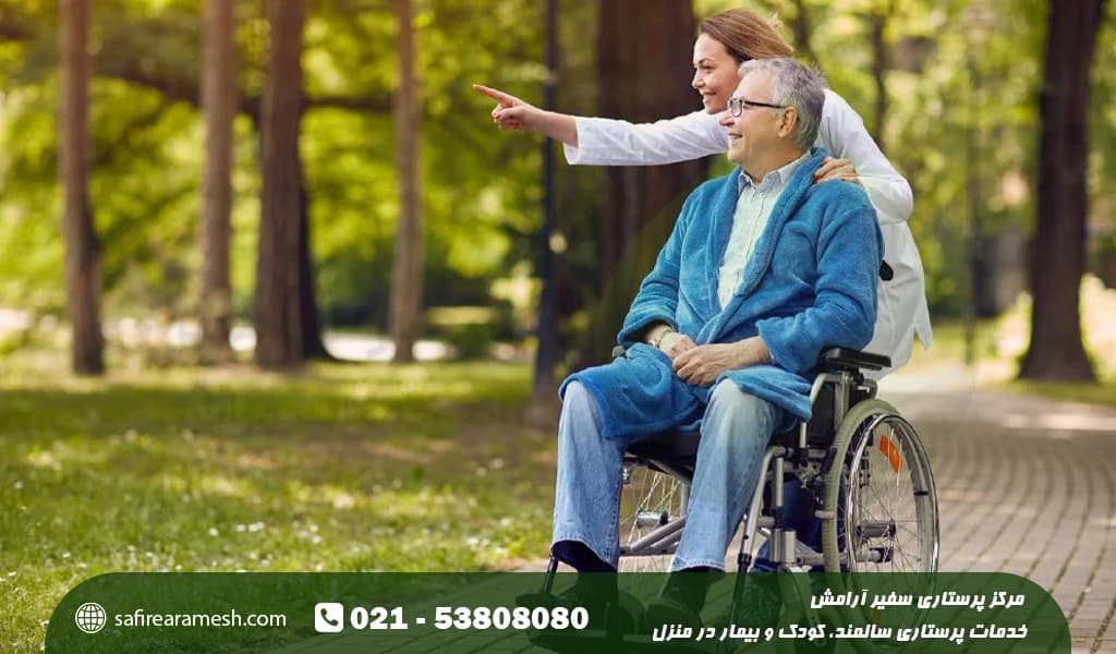 پرستار سالمند ویلچری