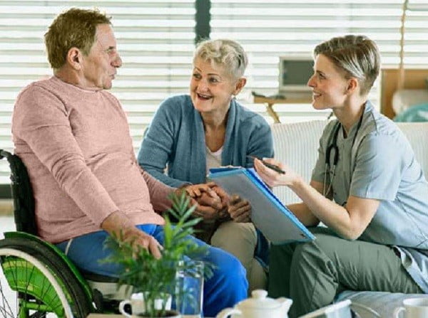 صبوری و رفتار مسئولانه از خصوصیات اصلی پرستار سالمند در منزل است
