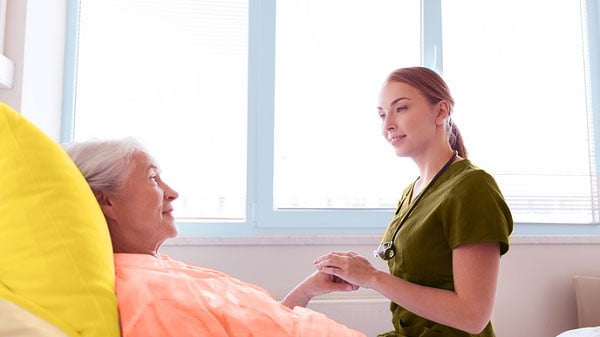 مزایای استخدام پرستار خصوصی سالمند در منزل