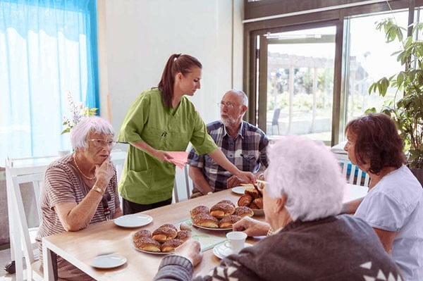توجه پرستار سالمند حرفه‌ای به سلامت رژیم غذایی سالمندان با بیماری های مزمن 