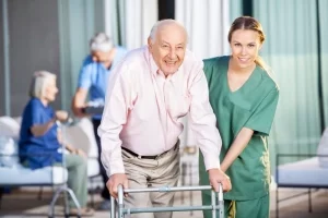 پرستار در منزل با خانه سالمندان چه تفاوت هایی دارند؟