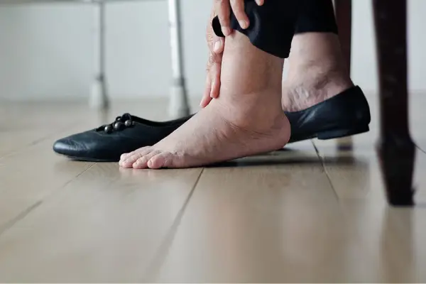 علت ورم پا در سالمندان