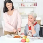 نحوه غذا دادن به سالمندان