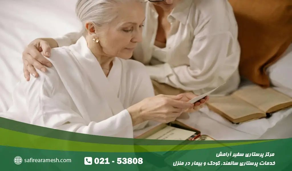 آلبوم‌ها یا دفترچه‌های خاطرات به سالمند کمک می‌کنند خاطرات خوش گذشته را مرور کرده و ذهن خود را فعال نگه دارد. این هدیه برای نگهداری از سالمند آلزایمری بسیار مفید است و حس تعلق و رضایت ایجاد می‌کند.