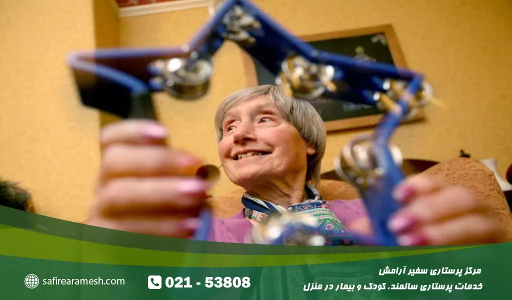 چگونه می‌توان موسیقی‌ درمانی را در زندگی سالمندان به‌کار برد؟